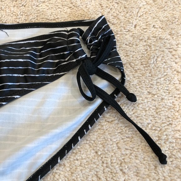 NEVER WORN BLACK WITH WHITE STRIPES TIE SIDES BIKINI BOTTOMS SIZE LARGE - Picture 4 of 9